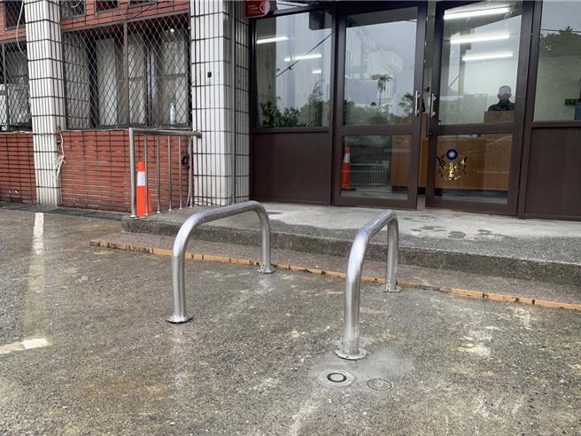 近日遭撞的八堵分驻所，先前设置暂时性防撞石墩，6日再完成设置固定式的「高强度防撞钢架车挡」，在视觉上较不突兀，并能达到防撞效果。（徐佑升摄）