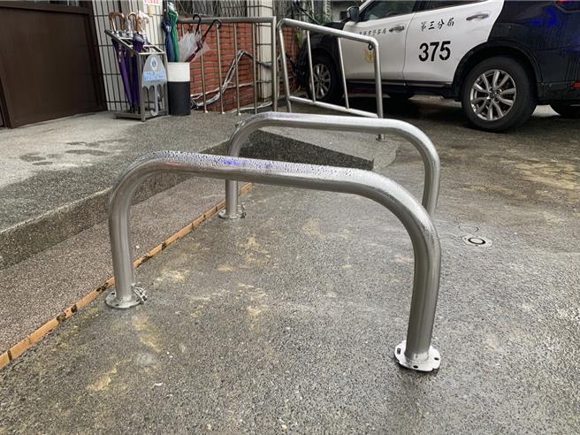 近日遭撞的八堵分驻所，先前设置暂时性防撞石墩，6日再完成设置固定式的「高强度防撞钢架车挡」，在视觉上较不突兀，并能达到防撞效果。（徐佑升摄）