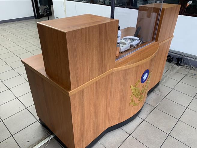 近日遭撞的八堵分驻所，先前设置暂时性防撞石墩，6日再完成设置固定式的「高强度防撞钢架车挡」。值班台与大门均修復完成，仍正对门口。（徐佑升摄）