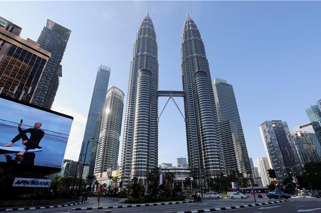 马来西亚与中国在去年12月落实互访免签证，迄今取得积极作用，中国驻马来西亚大使馆公使郑学方日前透露，中国正积极推动永久免签政策。（路透社）