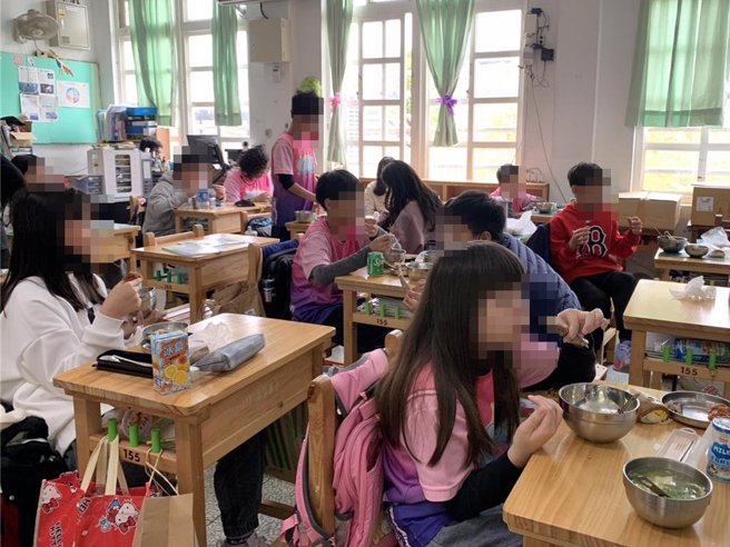 云林县政府7日宣布跟进新北市，校园营养午餐停用辣椒粉及咖哩粉，并函文全县各级学校，严格把关防止问题食材流入校园。（张朝欣摄）