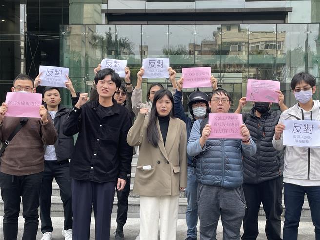 行政院拍板通过10项微罪不记点、不受理检举，但仍有民团表达不满，行人零死亡推动联盟日前就表示，将串连北中南发起抗争行动。（资料照／蔡亚桦摄）