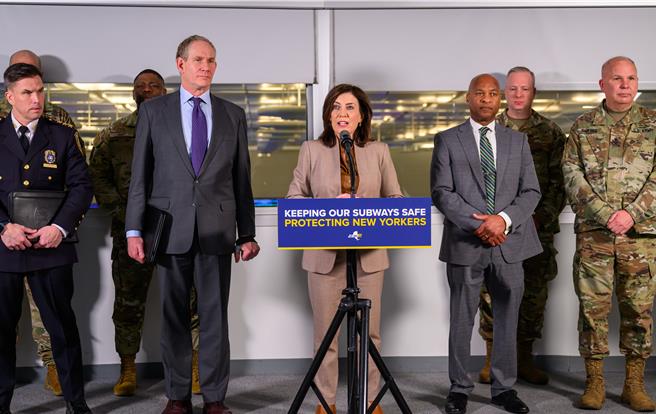 為嚇阻通勤槍殺、暴力，紐約地鐵部署國民警衛隊。取自紐約市政府官網