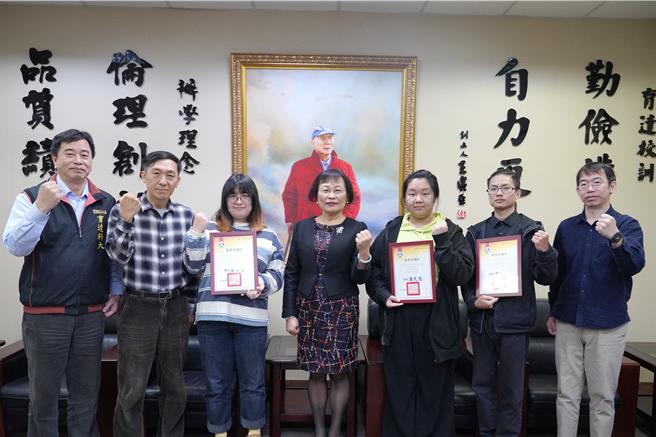 育达科大多媒体与游戏设计系学生参加全国美术大赛，共有3名学生获奖，由校长吴菊颁奖表扬。（育达科大提供／谢明俊苗栗传真）