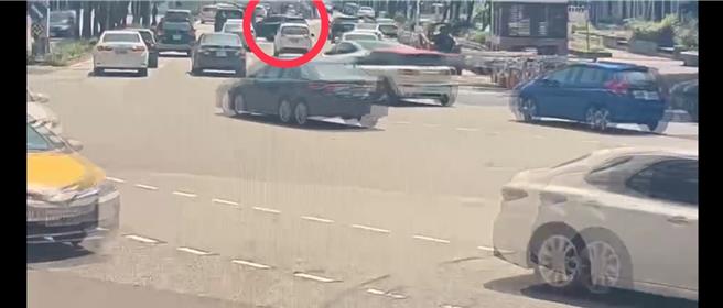 行车纠纷，男子跳上对方车顶示威。（警方提供）