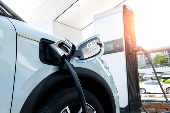 有研究称，电动车较重，轮胎磨损更快，较传统燃油车更容易释出有毒微粒。（图：shutterstock、达志）