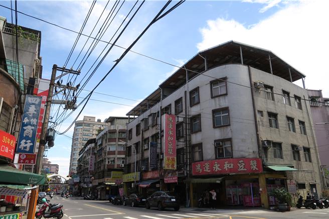 新北市政府为加速危险老旧建筑物更新重建，截至今年2月底多元都更的核准案量已达935案。图为新庄区光明段危老案重建前的状况。（都更处提供）
