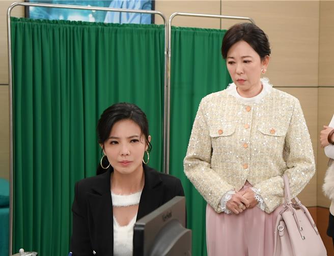 況明潔（右）和葉華在劇中是「小三」母女。（三立提供）