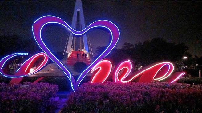 情人橋是漁人碼頭地標，也是情侶們的約會勝地。（ 新北市漁業處提供／張鎧乙新北傳真）