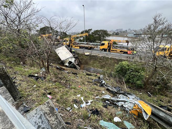 國道3號苗栗縣竹南北上交流道2車事故衝落邊坡3人受輕傷送醫。（讀者提供／謝明俊苗栗傳真）