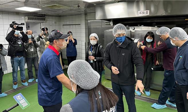 为了防范苏丹红流入校园，北市府6日宣布跟进「营养午餐禁用辣椒粉、咖哩粉」后，台北市长蒋万安（蓝色口罩者）7日上午也临时新增行程，前往健康国小视察学校营养午餐供应情况。（丁上程摄）