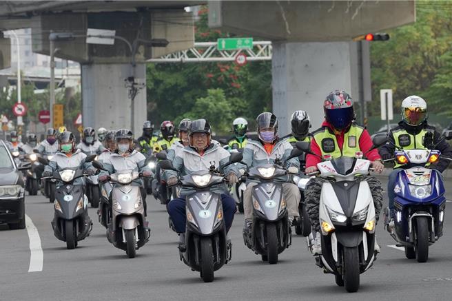 今年100歲的郭深森7日率領其他28名不老騎士從台中出發，將一下往南，逆時針完成1175公里環島旅程。(弘道提供)