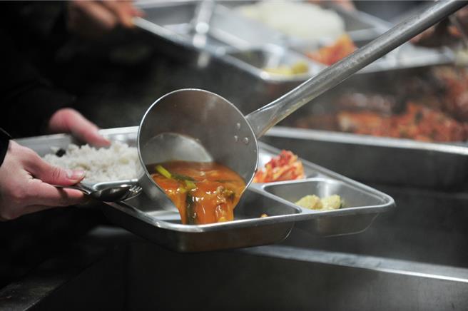 台北市教育局6日宣布，即日起至3月31日学校午餐暂缓使用辣椒粉、咖哩粉等调味品。（本报资料照片）