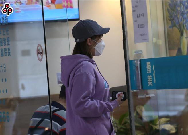 卫福部发文公告取消「医疗机构收取挂号费之参考范围」，各医疗院所可以依照市场机制调整挂号费。图为民眾正前往诊所看诊。（范扬光摄）