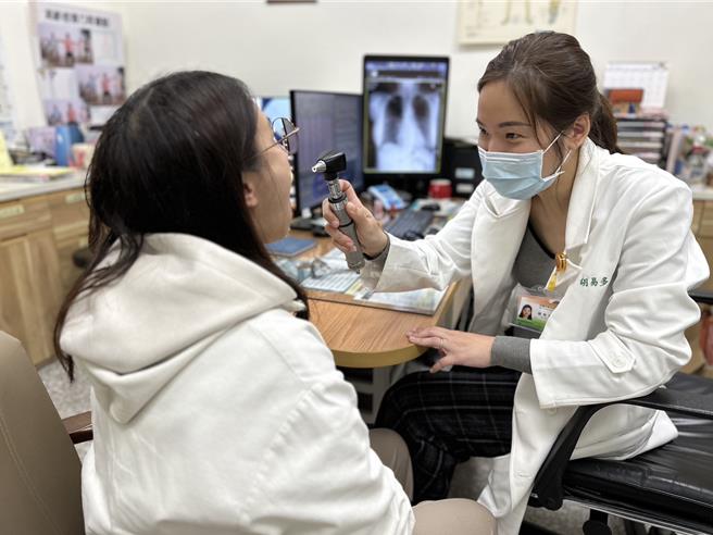 花蓮縣吉安鄉29歲女性日前赴馬來西亞旅遊，返程時與今年首例麻疹境外移入個案搭乘同班機，被匡列為接觸者，6日研判確診，為花蓮今年首例麻疹境外移入病例。醫師看診示意圖，非當事個案。（花蓮縣衛生局提供／王志偉花蓮傳真）