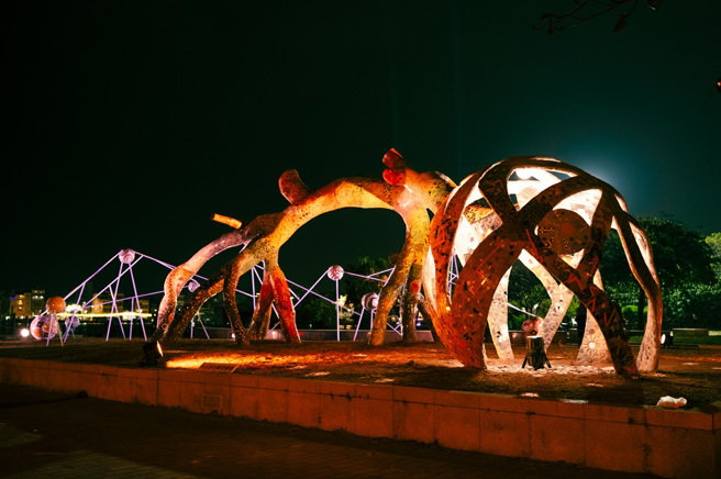 2024台灣燈會安平燈區作品《被移植的生命》。（圖／臺南市政府文化局提供）