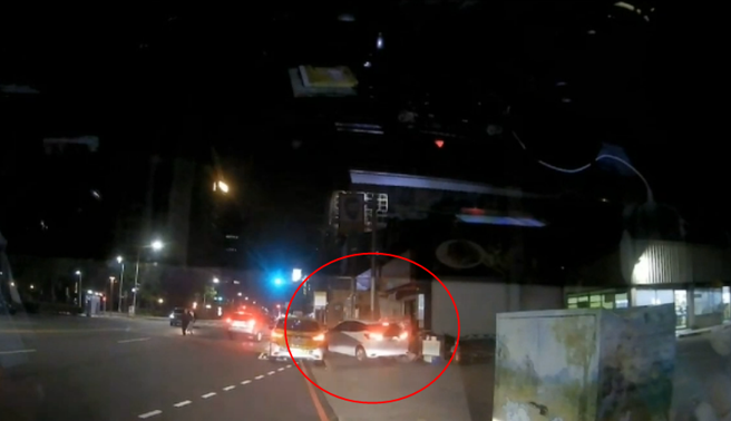 尋獲犯案車輛！北投警南下台中緝毒，猛開11槍阻攔畫面曝光。(翻攝畫面)