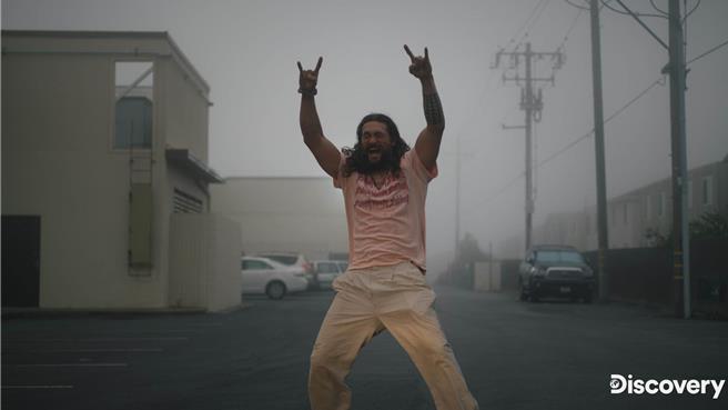 摩莫亚是超级粉红控，全身行头都是粉红色。（Discovery频道提供）