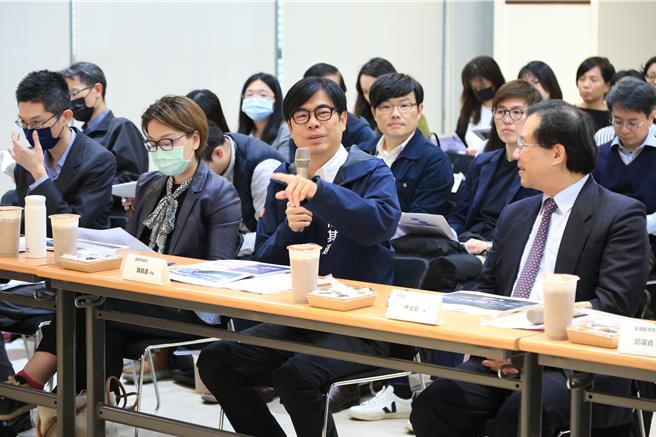 高雄市长陈其迈6日出席「亚湾2.0智慧科技创新园区推动方案」指导委员会，与经济部、交通部、文化部、数位发展部、国发会、金管会等相关部会机关一同检视讨论亚湾2.0方案的推动工作。（高市府经发局提供／洪浩轩高雄传真）