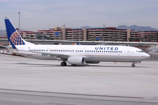 聯合航空一架波音737-900客機4日從德州休士頓起飛沒多久，就發生引擎起火意外，緊急返航降落。（圖：Shutterstock／達志）