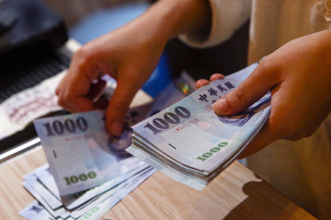 2023年政府稅收超徵3671億元，外界關注是否會再度普發現金。（資料照,鄧博仁攝）