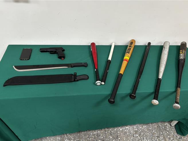 警方查扣刀械、空气枪等赃证物。（翻摄照片／林郁平台北传真）