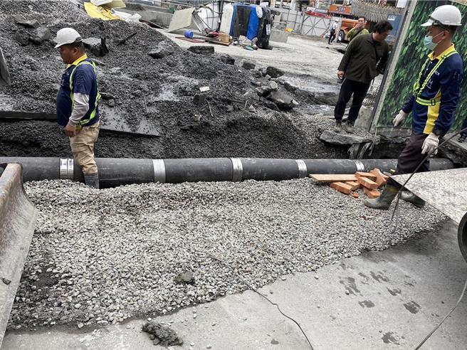 五妃街昨天傍晚因大楼工地施工造成路面塌陷，连带五妃街有50多户没有自来水可用，自来水公司今上午进场，下午1点恢復供水。(工务局提供／曹婷婷台南传真)