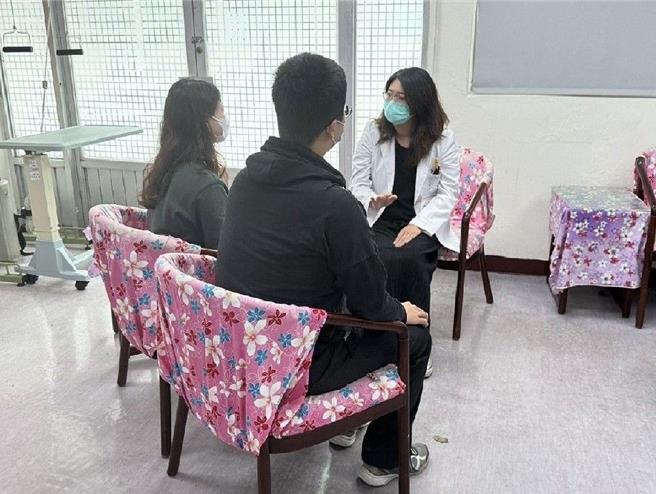 心理師劉怡君與個案及家屬討論退休後生活安排，協助雙方表達期待與感受，促進彼此理解與形成新的互動模式(示意圖，非當事人)。（部苗提供／李京昇苗栗傳真）