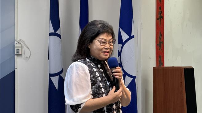 中常委侯彩凤则指出，昨已当面跟主席朱立伦反映，未有重大事情要改变的时候，拜托要先沟通、讲清楚。（柯宗纬摄）