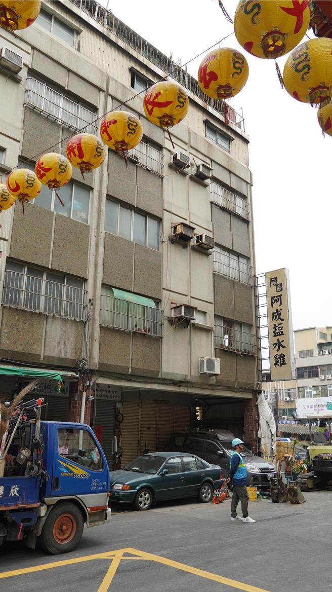 紧邻五妃街道路深坑旁的连栋透天厝住户担心了一整晚，分居在外的家属们今早纷纷返家关切。（宝智华摄）