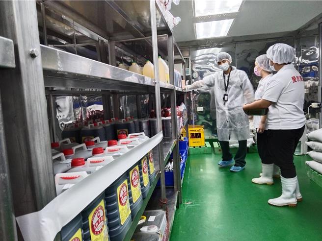 新北市教育局6日宣布各校學校午餐暫緩使用辣椒粉及咖哩粉等調味料，其他15縣市跟進，團膳業者與學校都表示將配合教育局政策，抽換使用到咖哩粉的營養午餐菜單。（新北市教育局提供）