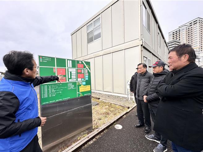 苗栗县长锺东锦率团参访日本千叶大学，交流草莓最新培育技术。（苗栗县政府提供／李京升苗栗传真）