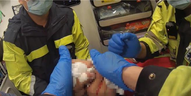 救護隊員到場把斷指隔水加冰保存，送醫救治。（新北消防局提供／張鎧乙新北傳真）