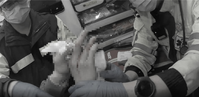 救護隊員到場把斷指隔水加冰保存，送醫救治。（新北消防局提供／張鎧乙新北傳真）