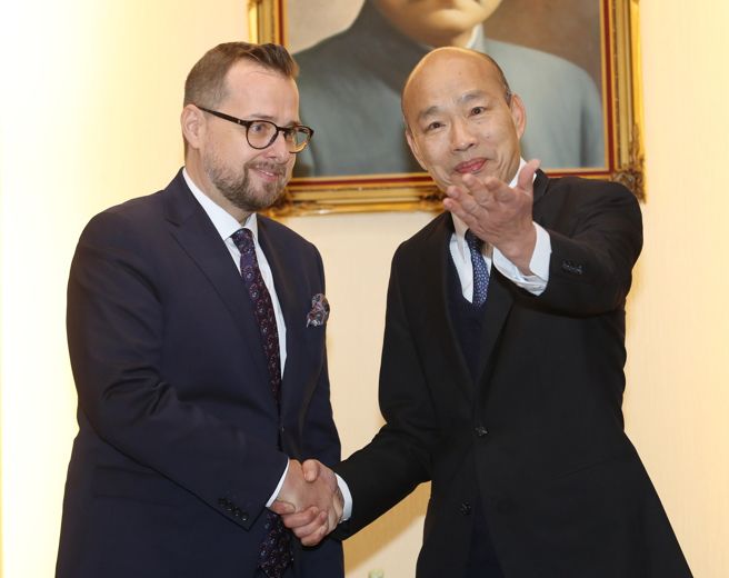 立法院长韩国瑜（右）7日接见「捷克经济文化办事处」代表史坦格（David Steinke）（左）。（刘宗龙摄）