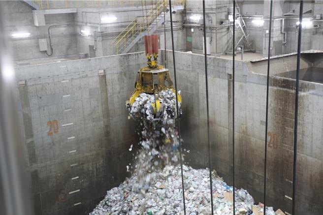 嘉义市长黄敏惠率队参观武藏野清洁中心运作实况。（嘉义市政府提供／廖素慧嘉市传真）