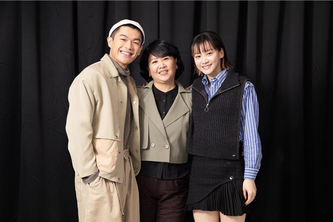 香港演員袁澧林（右）、柯煒林（左）日前登上《誰來演戲之圓桌對談》，接受主持人王琄（中）專訪。（鏡電視提供）