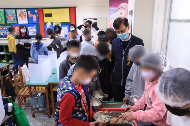 苏丹红辣椒粉引爆食安危机，台中市教育局6日公布，各校营养午餐暂缓使用辣椒粉及咖哩粉等调味料，并列重点查核项目，等食安疑虑解除后再恢復使用。（本报资料照／张妍溱台中传真）