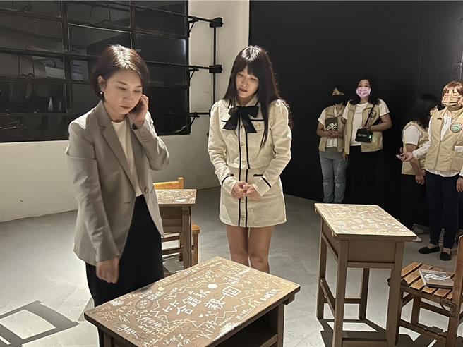 屏东县政府7日在屏菸修理工厂举办「非礼勿性－性平三法宣导特展」，县长周春米邀请在MeToo运动被讚为正义女神的艺人小娴代言，盼让屏东成为女性安心依靠的希望城市。（谢佳潾摄）