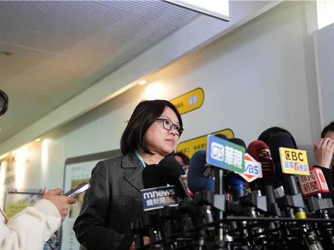 台北市社會局長姚淑文表示，停職為該員暫時在職務上不實行職務，停職調查期間內仍可領半薪，而免職則是失去公務人員資格。(黃敬文攝)