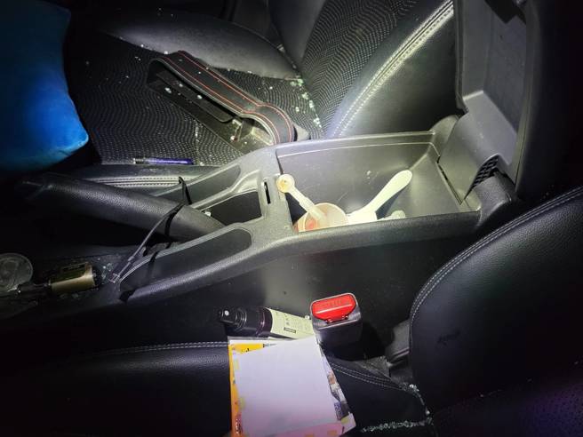 員警於其車內發現毒品海洛因、安非他命及吸食器等物品。（圖／警方提供）