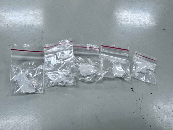 員警於其車內發現毒品海洛因、安非他命及吸食器等物品。（圖／警方提供）