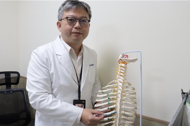 卫福部彰化医院胸腔创伤微创重建中心主任医师林聿腾说明，钛合金骨板将脊椎及肋骨同时以骨钉固定。（卫福部彰化医院提供／孙英哲彰化传真）