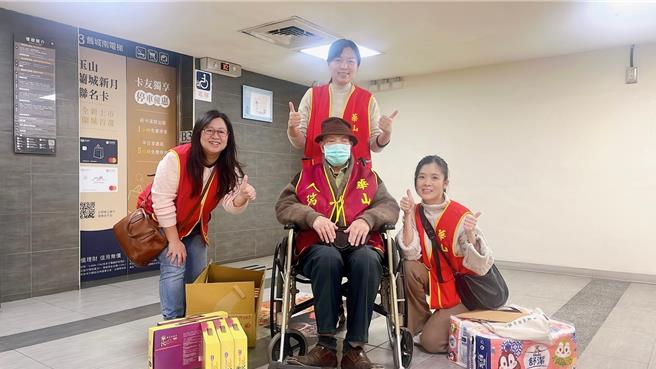 华山站长今（7日）上午10时安排爷爷（前排中）至宜兰市家乐福一游，当日也是李爷爷104岁生日，自己挑选喜欢的生日礼物，度过难忘的回忆。（华山基金会提供／吴佩蓉宜兰传真）
