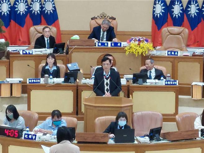 針對板橋浮洲都更進度，新北市城鄉局長黃國峰回應，會於一周內將相關資歷調提供給議員。（陳慰慈攝）