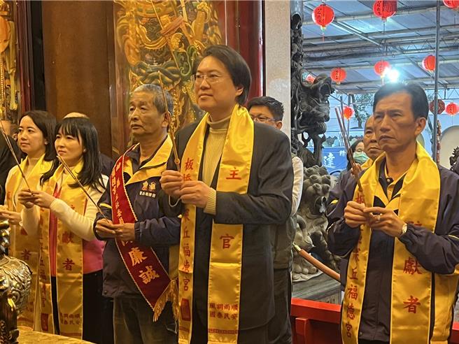 内政部长林右昌今到新北市深丘福德宫参拜，并致赠庙方匾额。（王扬杰摄）