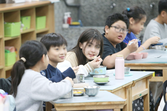 台北市教育局宣布即日起至31日禁止团膳厂商使用辣椒粉、咖哩粉及咖哩块。（杜宜谙摄）