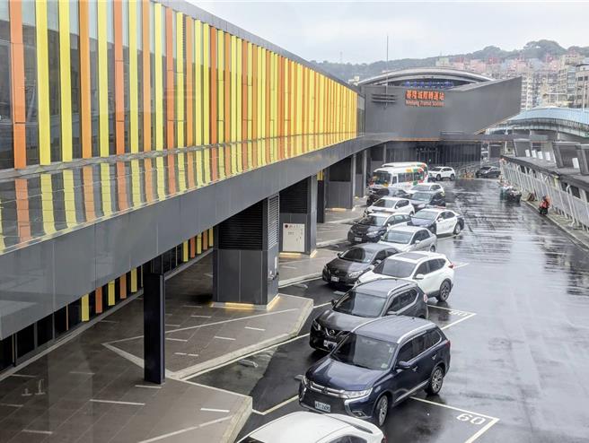 基隆市城际转运站工程延宕，基隆市长谢国梁7日在议会明确表示，将在今年7月1日前，让转运站正式启用。（张志康摄）