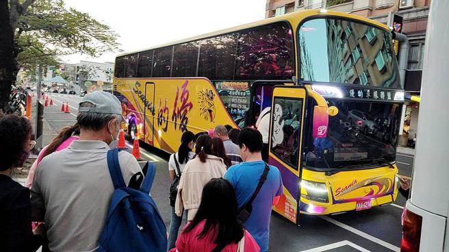 周末搭乘各线接驳车可领取限量小龙包提灯 (图片来源：台南交通局提供)