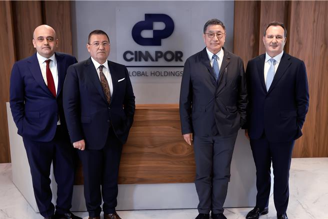 台泥7日宣布，以213亿台币完成土葡两家水泥转投资子公司扩大股权交割程序，台泥董事长张安平(右2)亲赴荷兰，与土葡两家子公司高层签约。（台泥提供）